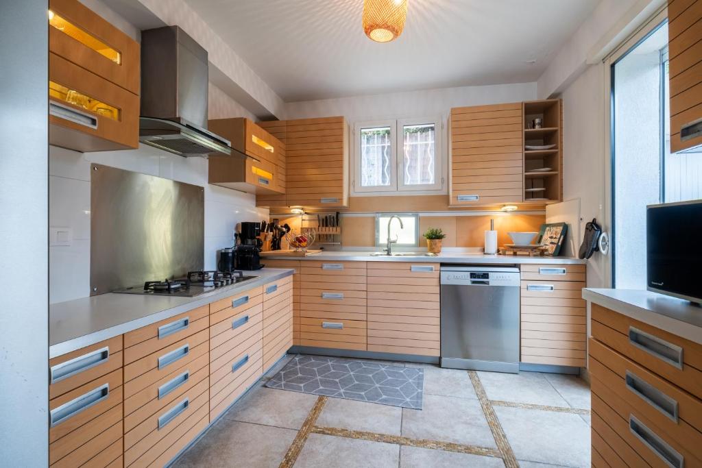 Cuisine entièrement équipée de la Villa Nelys en bois clair et pierre