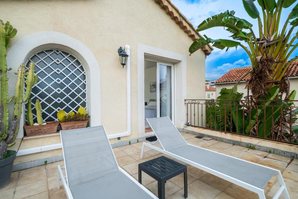 Terrasse de l'étage avec bains de soleil de la Villa Nelys