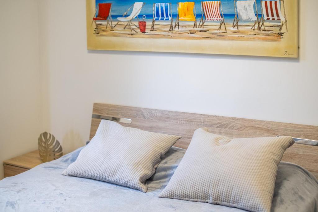 Détail de la literie et de la tête de lit en bois d'une chambre