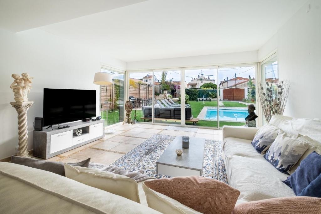 Séjour lumineux de la Villa Nelys avec grandes baies vitrées donnant sur la terrasse