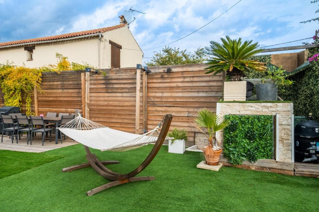 Jardin méditerranéen de la Villa Nelys avec palmiers et plantes exotiques