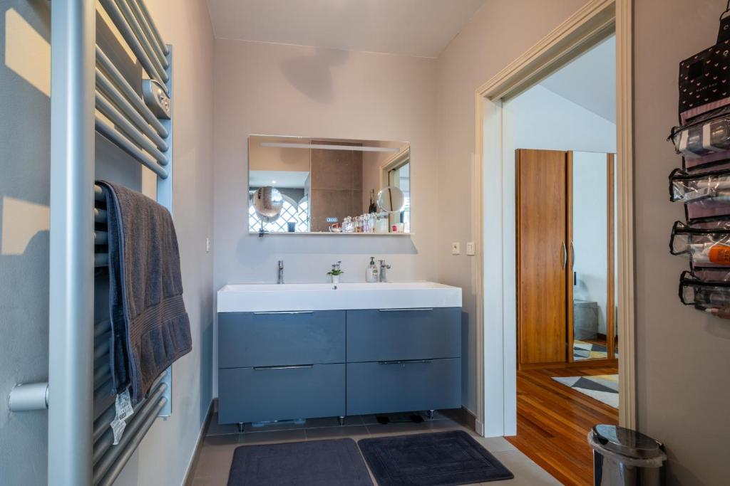 Salle de bains de la Villa Nelys avec double vasque et grand miroir